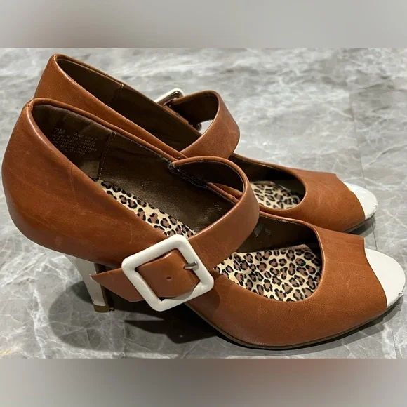 Kenneth Cole Reaction Mary Jane Peep Toe 3’ Heel Brown with White Strap Size 7 - Picture 3 of 11